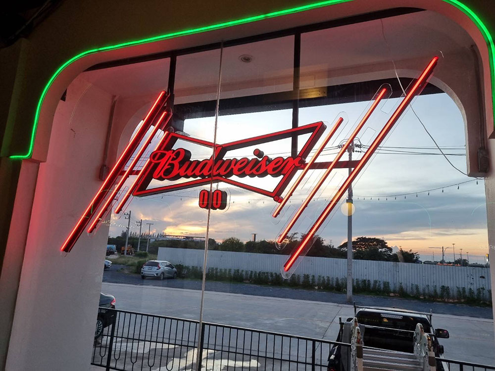 งานผลิตและติดตั้งป้ายไฟ Budweiser