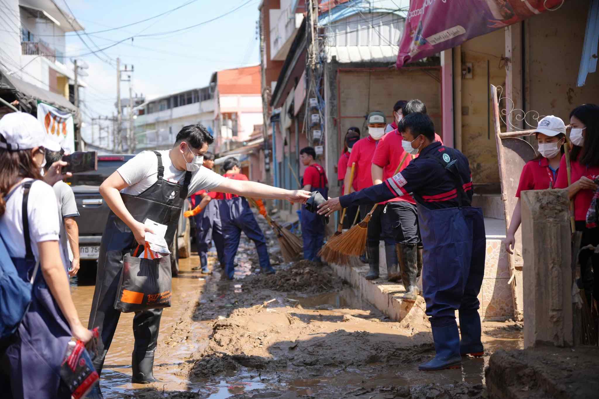 กิจกรรม CSR TRUE ร้านตัวแทนทรูที่ประสบภัยน้ำท่วม จ.เชียงราย